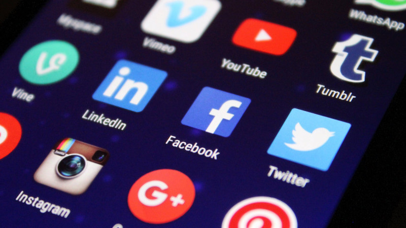 Comment réagir à une tragédie sur les médias sociaux